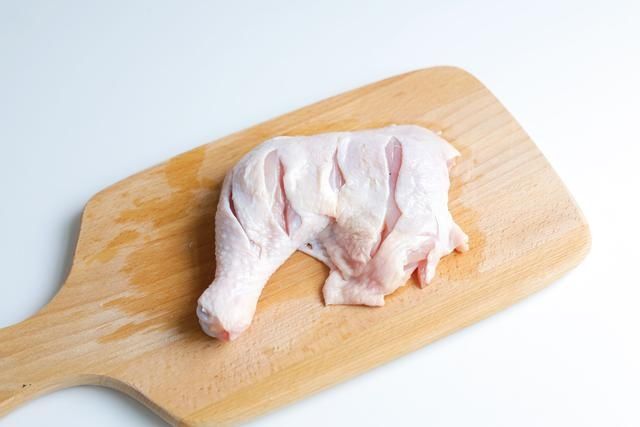 疫情在家自制脆皮烤鸡腿，爆汁满嘴，皮脆肉嫩不油腻