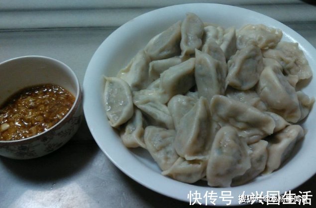 味道|煮饺子时,要不要加点凉水?教你正确的煮法,饺子不破皮味道好