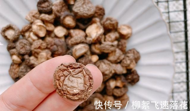 3分钟教你香菇最好吃的做法，爽滑软糯鲜香美味，下饭配面都不错！