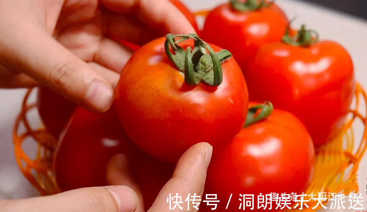 买西红柿时,选5片叶还是6片叶老菜农别再买错了,难吃还费钱