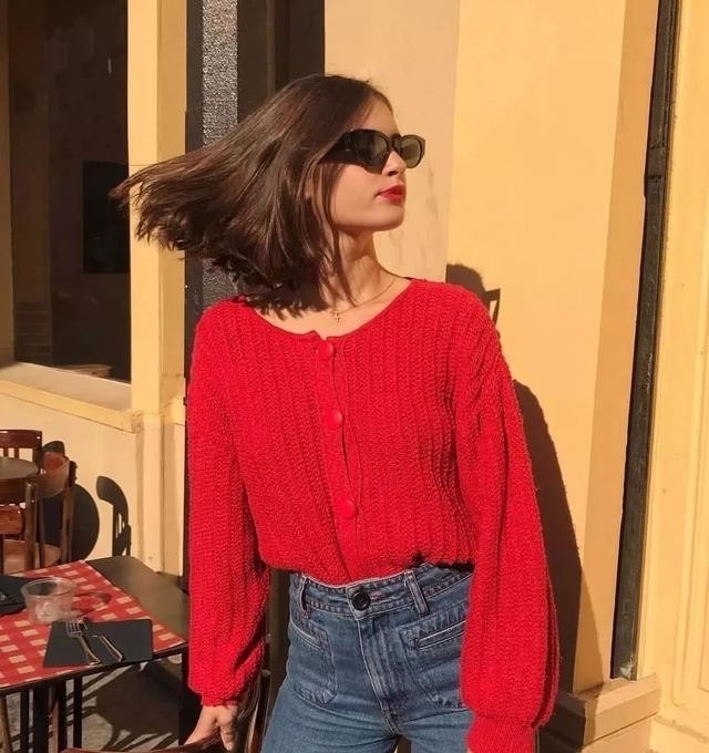 今年很流行“奶奶衫”，看似显老，穿上却很减龄，百搭不挑人