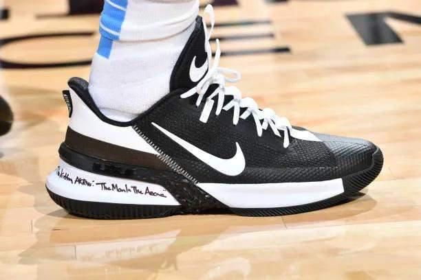 NBA球员上脚：库里8代定制版，恩比德球鞋缅怀科比
