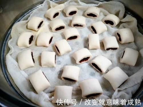 最近儿子迷上这个早餐，比面包口感松软，满满都是料，特好吃