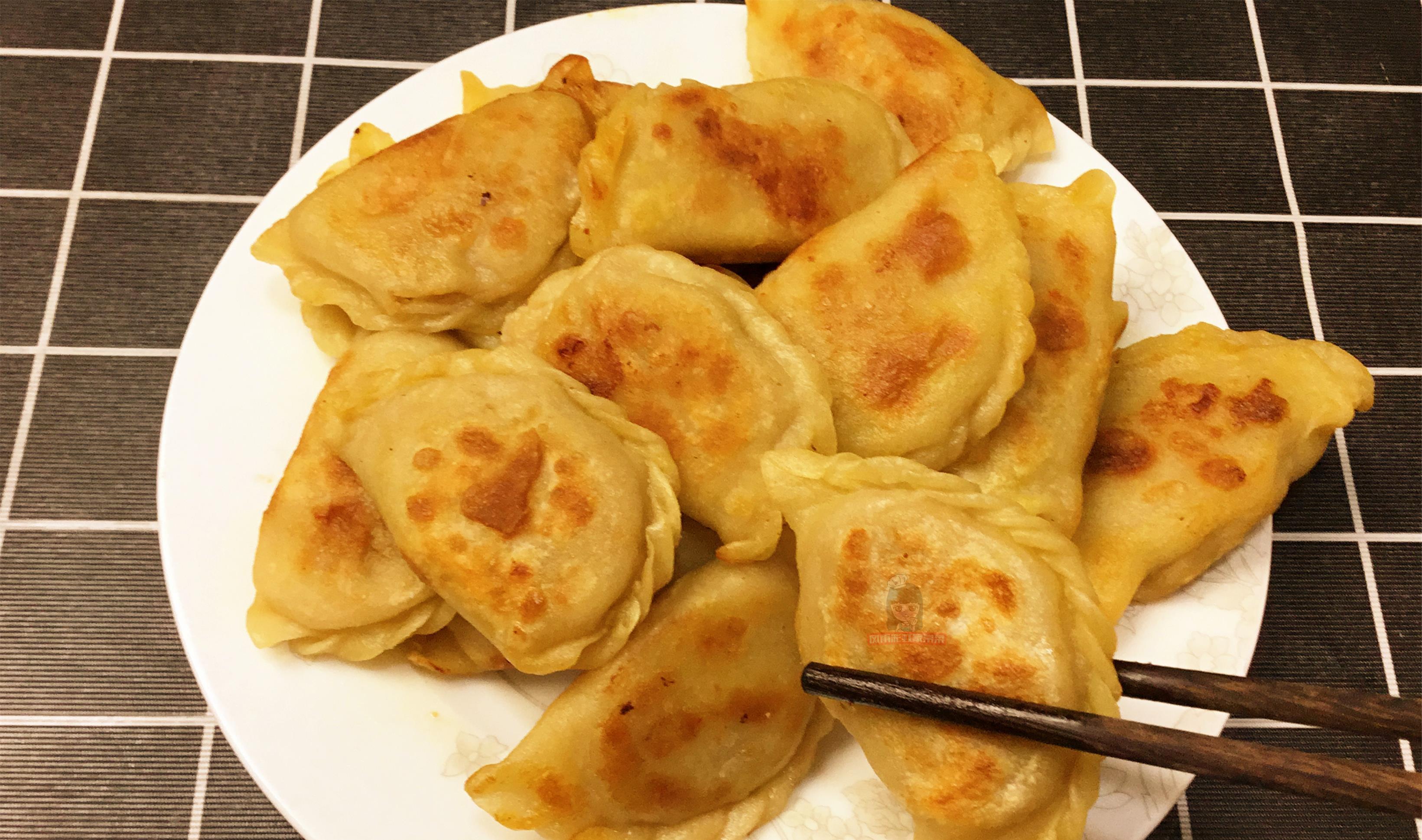 微黄翻面|白菜小盒子的家常做法,一包一捏,外酥里软,咬一口满嘴香