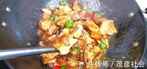 豆腐和香菇是绝配,冬天这样吃实在太香了,比大鱼大肉都好吃