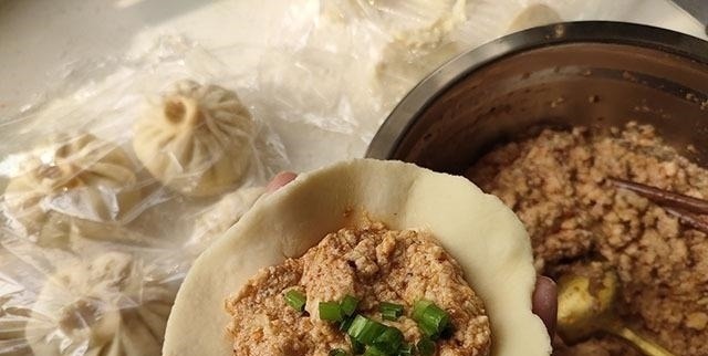 最近大爱用它蒸包子,1元买2块,捏碎调成馅,嫩乎乎的真好吃