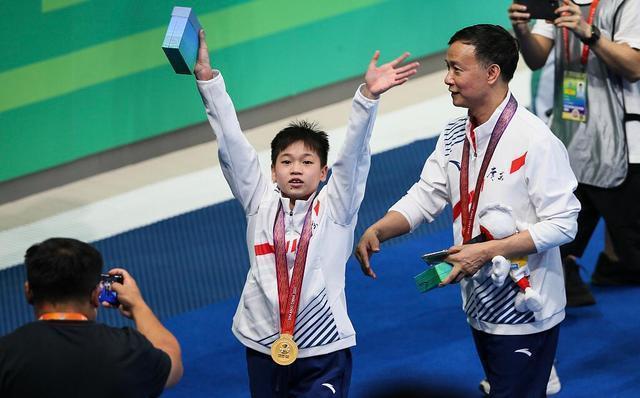 文化課|全紅嬋有多好動(dòng)？何威儀：上完文化課，還要跑去找?guī)熜謧兇驌淇?
onload=