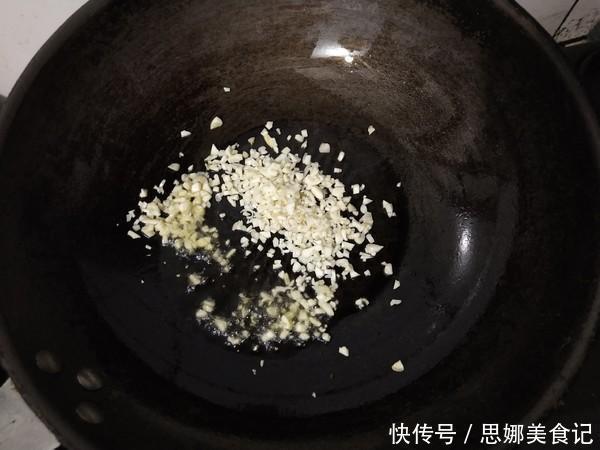  放油|炒茄子先放油简直是大错特错，厨师长教你一个办法，不发黑不吸油