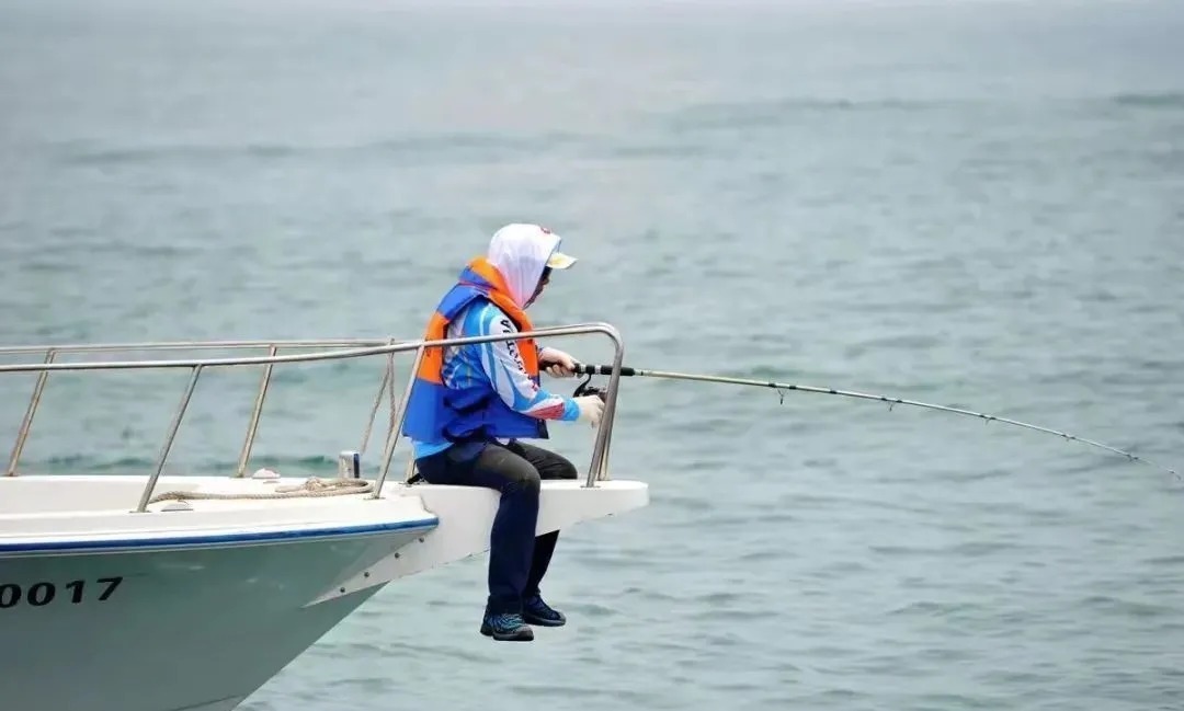 冬天使用这种钓鱼方法,既轻松又简单,只要竿稍一动鱼就上岸