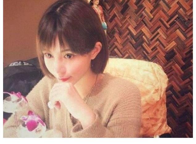 还记得那个宁愿在宝马里哭的物质女吗?看看她现在过的啥日子?