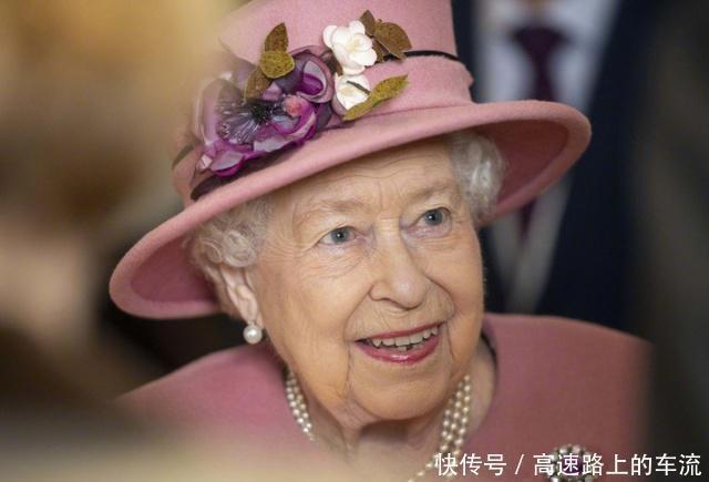 大衣|英女王携凯特王妃亮相,穿一袭粉色大衣,居然更抢镜