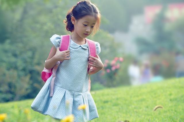 父母|8岁女儿因长得太漂亮,遭全家人“嫌弃”,亲爸直言看到就心烦