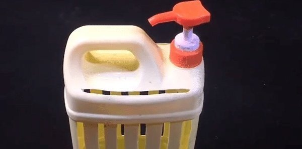 洗洁精瓶子扔掉等于“扔钱”,剪几刀放在厨房里,全家人都抢着用