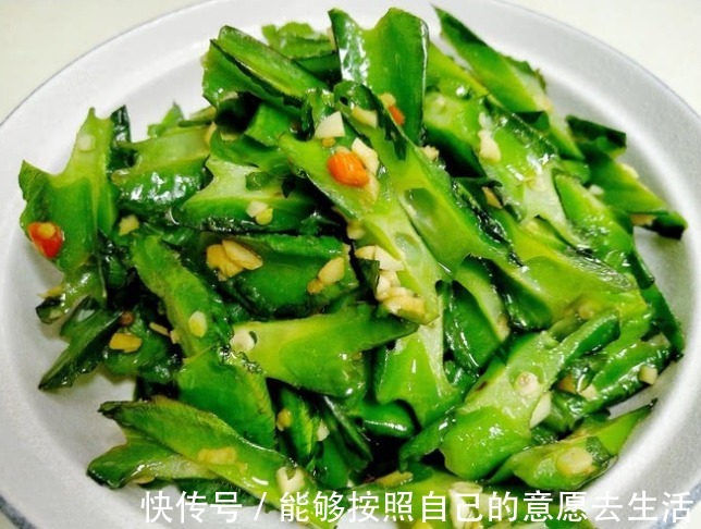 它是天然“清肠冠军”，和蒜末一起炒，体重不过百，细腰瘦腿