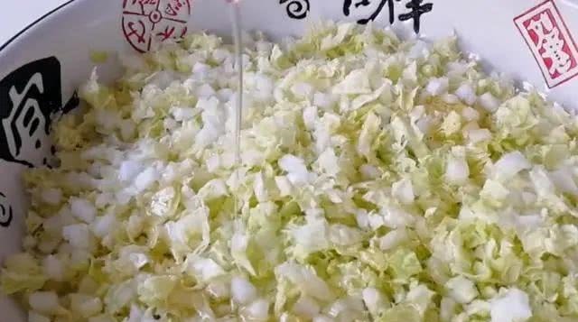 包饺子别放肉和鸡蛋了，用它做馅料，比肉饺子还香，营养还补钙