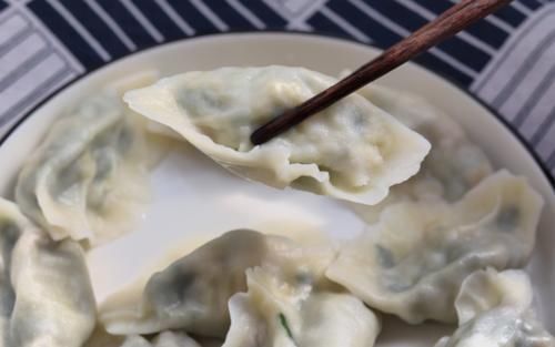 调韭菜鸡蛋馅，调料宜少不宜多，只用2样，翠绿不出水，更鲜美