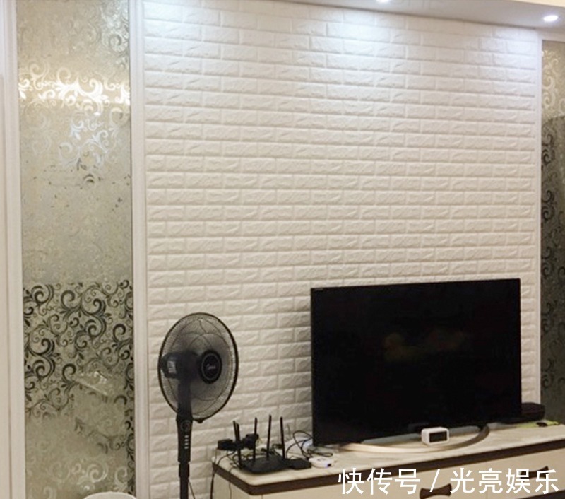 贴纸|今后再买房,客厅坚决不贴瓷砖,连踢脚线也要拆,瞧下图,太先进