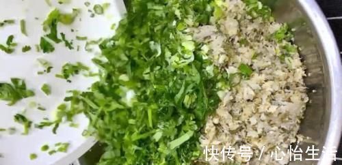 酸菜|正宗的东北酸菜馅饺子,酸菜中放上“它”一起拌,好吃停不下来!