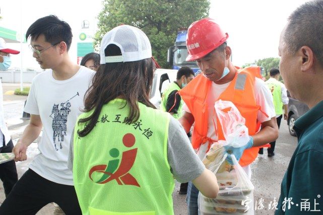 物资|这家公司超暖心！送水泵、送矿泉水、送爱心餐到洞桥……