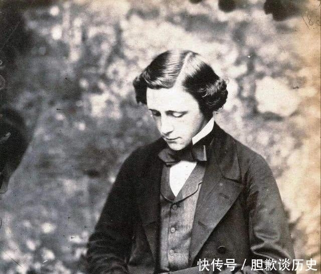 他是一位数学家，却写了本童话，风靡世界155年，无数孩子为之着迷