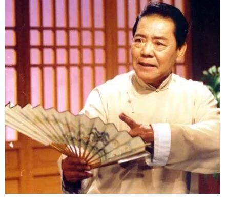 主持人問：您和劉德華誰更出名？單田芳：人演出票價(jià)都貴我?guī)资?
onload=