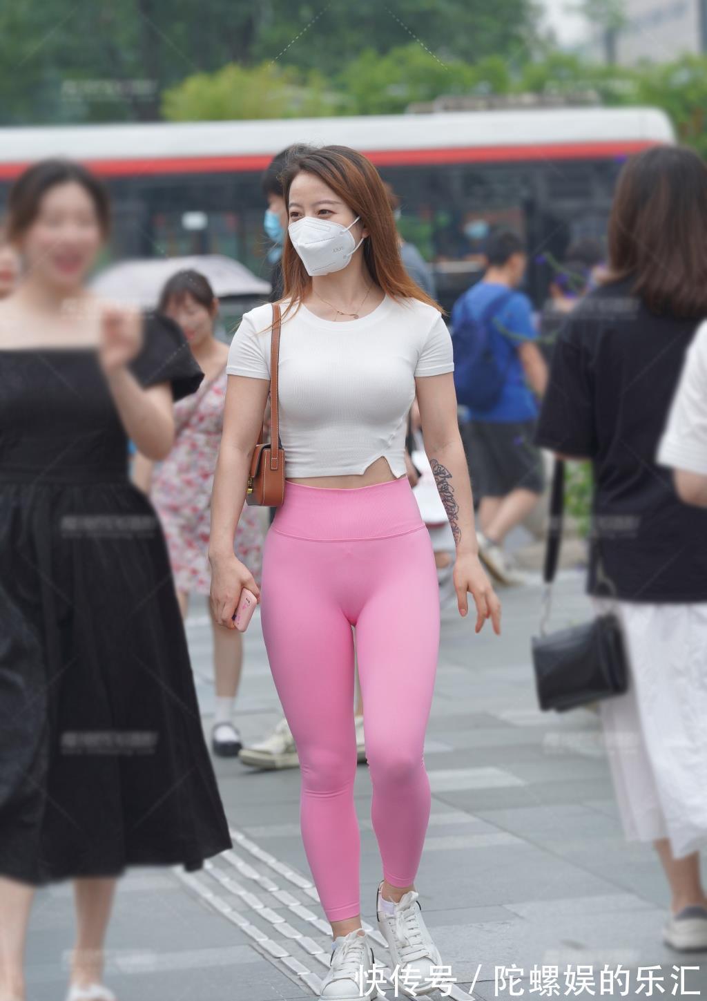时尚感|夏日健美裤穿搭,配短款针织衫,运行休闲两不误,轻松提升时尚感