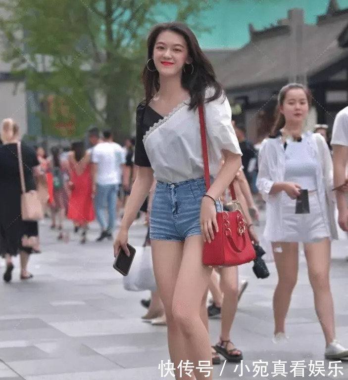 桃花|一点丹唇樱桃蔻,一抹腮红桃花妆,如出水芙蓉般的牛仔短裤穿搭