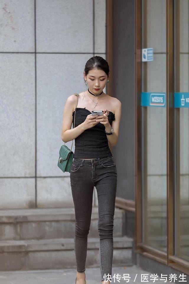 干净利落 黑色露背背心搭配黑色长款打底裤,整体韩风搭配,干净利落!