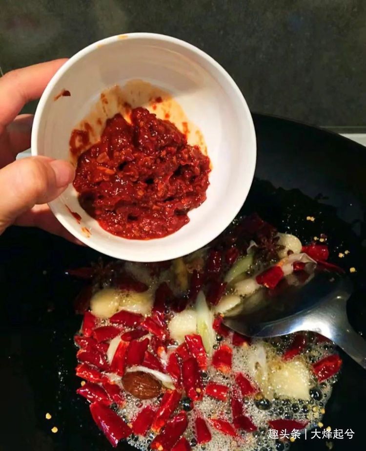 饭店的干锅排骨为啥那么好吃，大厨教你技巧，简单又实用