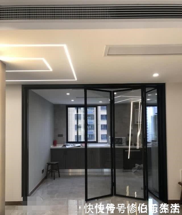 厨房|客厅和厨房之间不流行装推拉门了，他家门洞3米，装这种才叫好看！