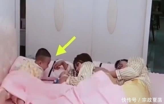 宝爸|以为小宝宝睡着了,爸爸想搂着妈妈,结果差点被小家伙气死