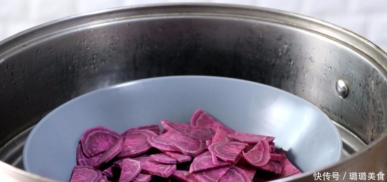 这是面粉的懒人做法,和面不加水,做出的馒头松软不塌,香甜可口