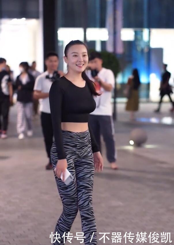 街拍|瑜伽裤造型的时尚姐姐，释放出运动女性的高级美