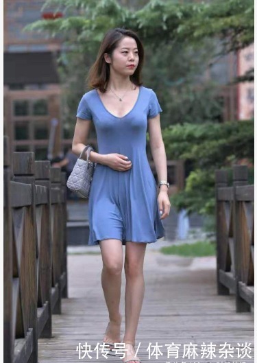 连衣|蓝色连衣短裙搭配透明拖鞋,知性优雅,简洁大方