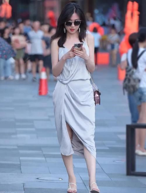 小姐姐|亮色吊带连衣裙，搭配白色时尚高跟凉鞋，动人美感油然而生