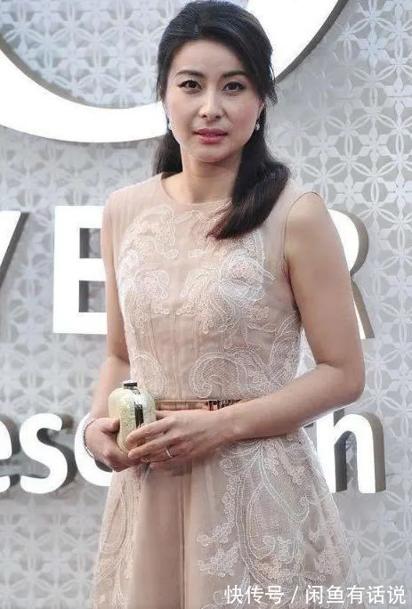 豪门阔太|郭晶晶真挺保守的,连衣裙里面还套条长裤,豪门阔太一般不这么穿