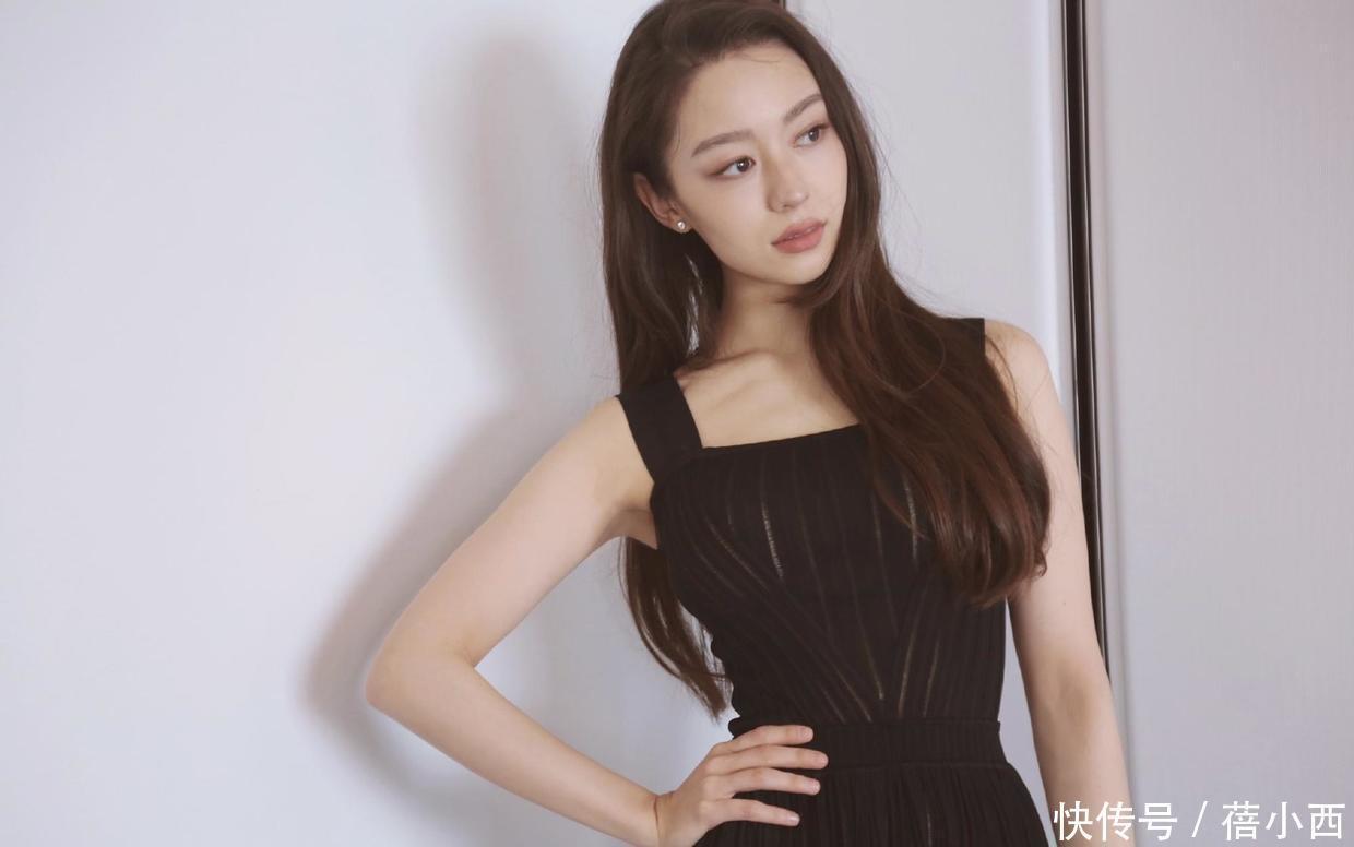 凹凸感|吉娜又穿出了我们想要的“凹凸感”,裸色上衣配牛仔裤,气质高级