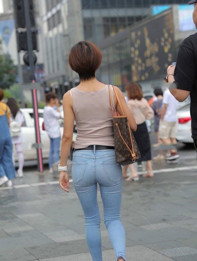 上衣 背心单穿叠穿都好看,搭配牛仔裤,还原美式休闲穿搭风格!