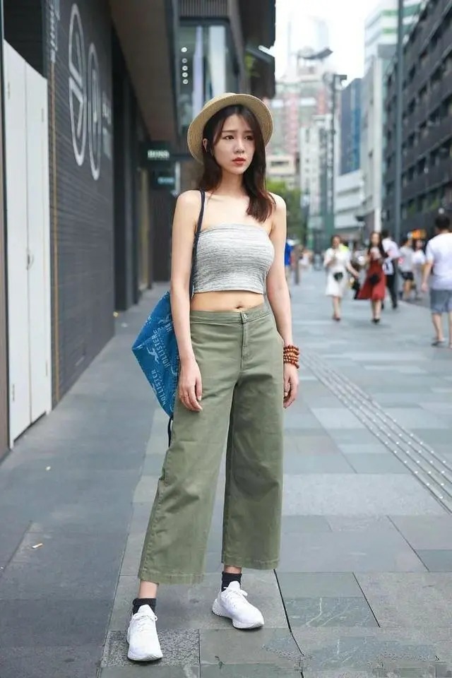 露腰 穿阔腿裤建议搭配露腰上衣，不但非常修饰身材，而且还很时髦
