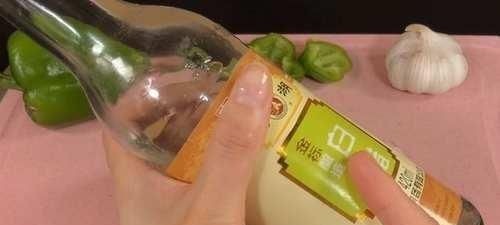 白醋倒在手心搓一搓,效果太棒了,可惜好多人不懂,学会一生有用