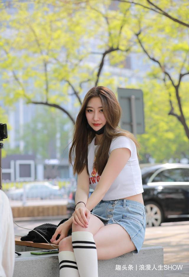 少女心 白色超短T恤搭配蓝色牛仔裤,休闲高雅,少女心十足