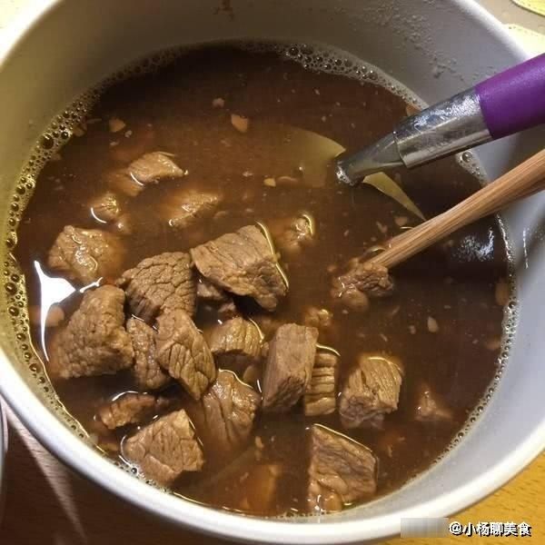 不管是炖猪肉还是炖牛肉，最忌直接焯水，否则肉又老又柴