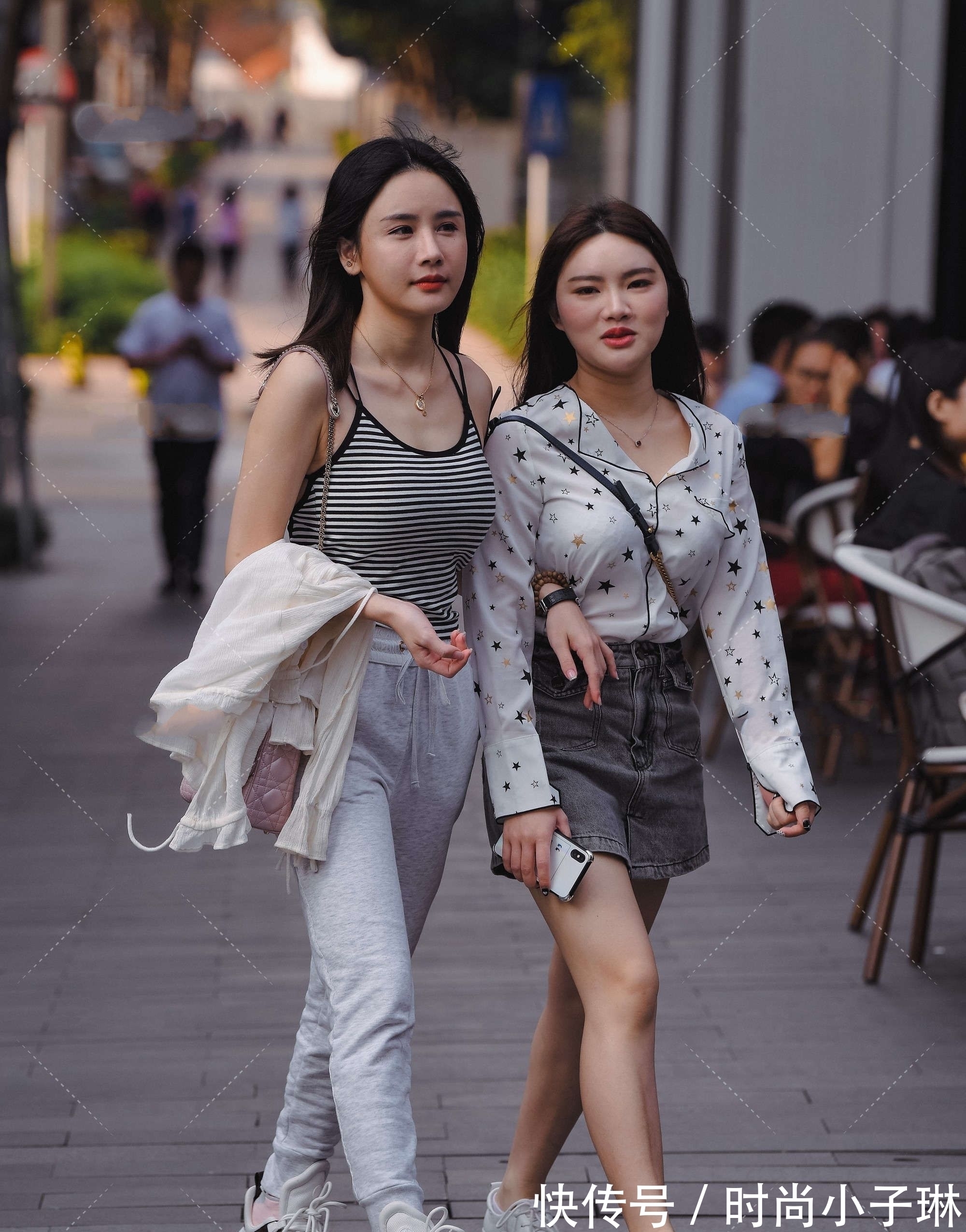 整体搭配 条纹单品休闲慵懒,配合一条灰色运动裤,造型轻快活泼