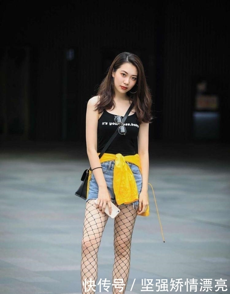 格子|街拍:美女格子半身裙搭配黑色背心, 不同搭配穿出不一样的味道