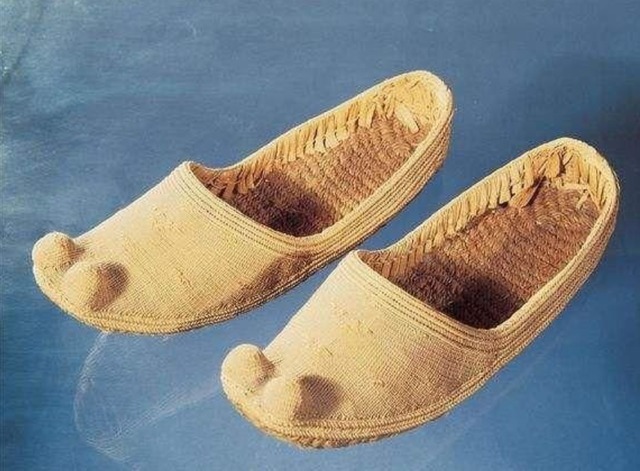 鞋底#吐鲁番出土草鞋,凤凰山出土麻鞋,它们穿脚上,究竟是哪种鞋舒服