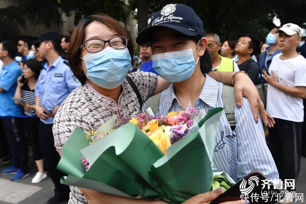 新闻记者|山东部分高考生完成全部考试科目，镜头记录他们走出考场的那一刻