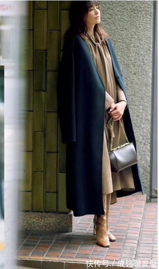 浅灰色|换来换去,中年女人还是穿黑色大衣更有韵味,时尚百搭又减龄