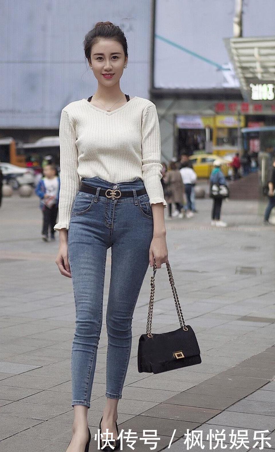 小姐姐身材丰盈且性感,选择深V款碎花裙,很抢眼