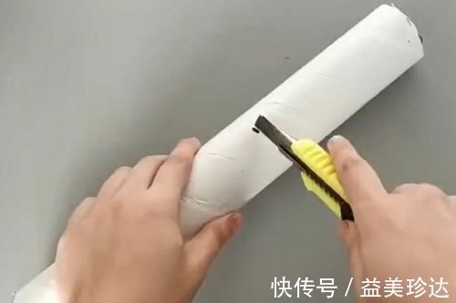 烦恼|保鲜膜纸筒不要扔，切1刀粘在厨房墙上，解决了家家户户的烦恼