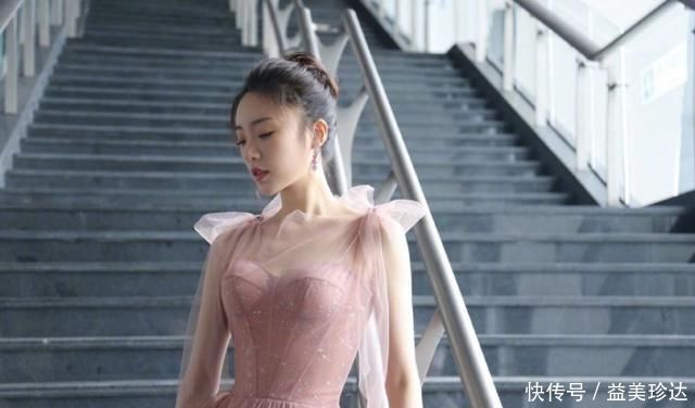 张月演绎芭蕾舞精灵,身穿一袭粉色纱裙优雅动人